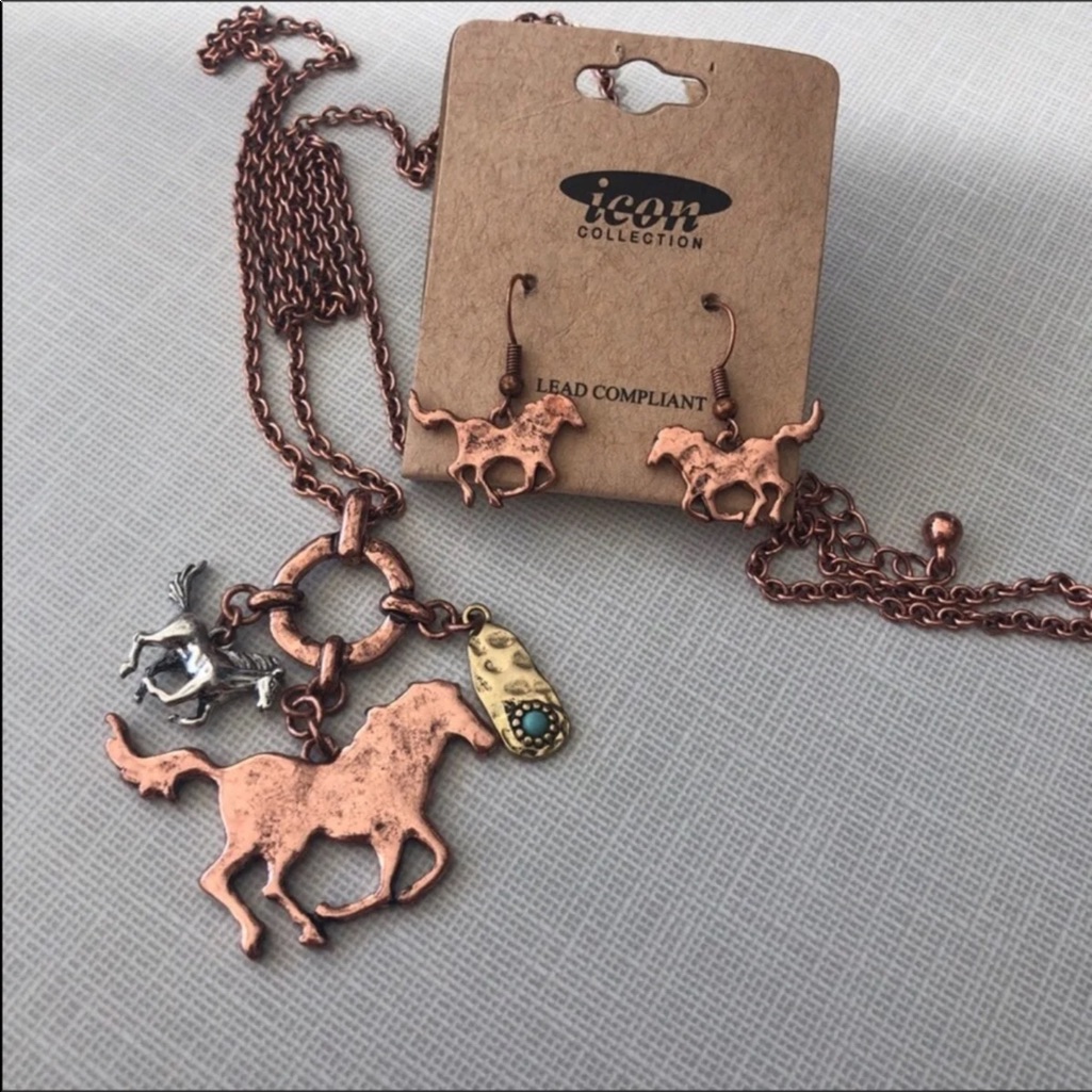 Nwt. Icon. Rosegold Wild Mustangs.